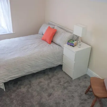 Apartment 2 Bedroom In City Centre